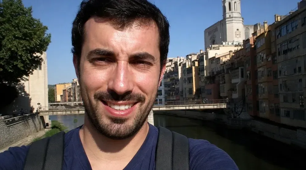 Retrato de Mateo Soria, ayudante de cámara de EL MUNDO, 31 años, en una calle del centro de Madrid. Foto casual, ropa informal.